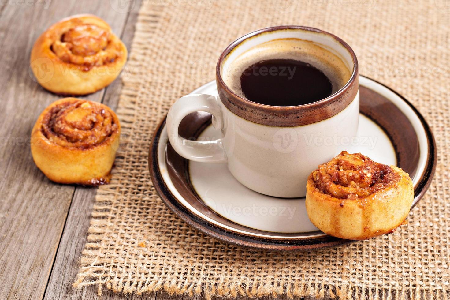 kaneel broodjes met koffie foto