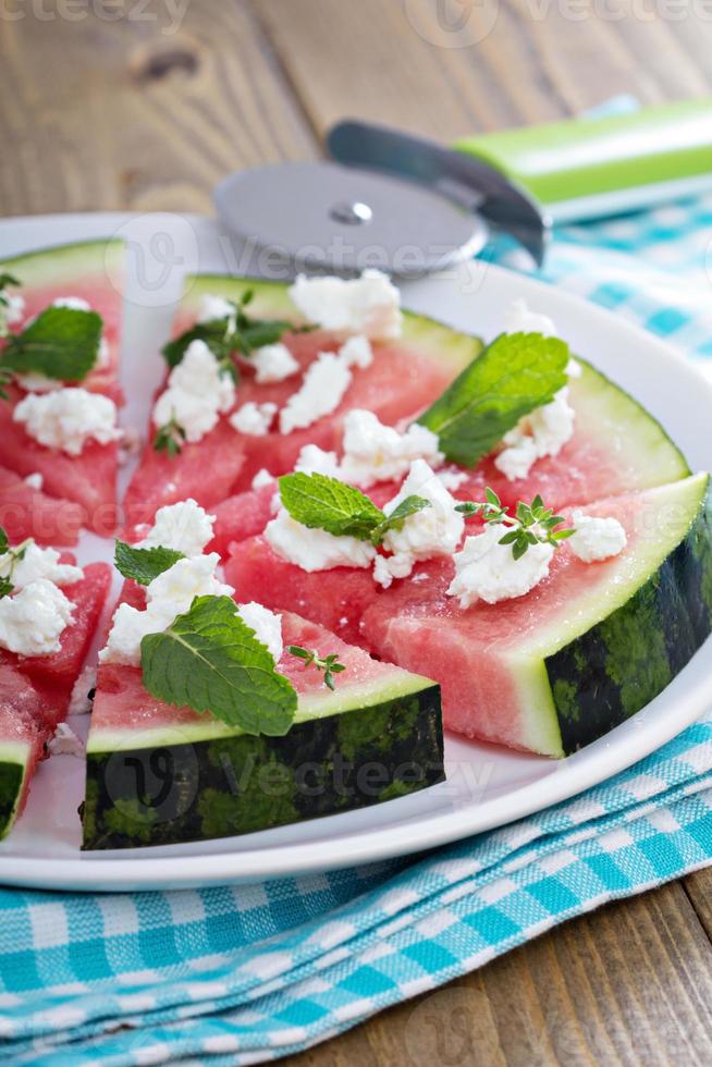 watermeloen pizza met feta kaas en kruiden foto