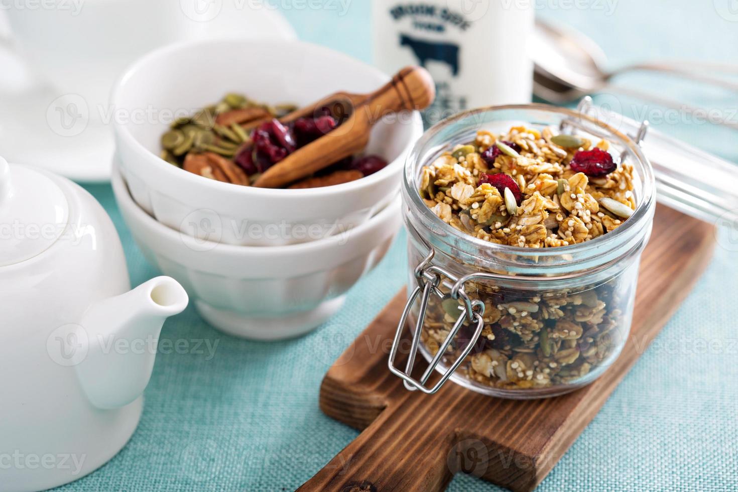 eigengemaakt muesli met quinoa en veenbes foto