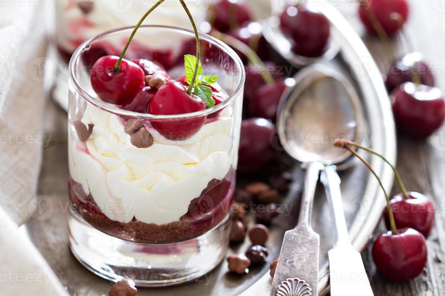 zoete kersen cheesecake in een glas foto