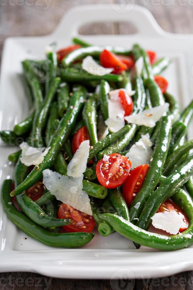 warme salade met sperziebonen en Parmezaanse kaas foto