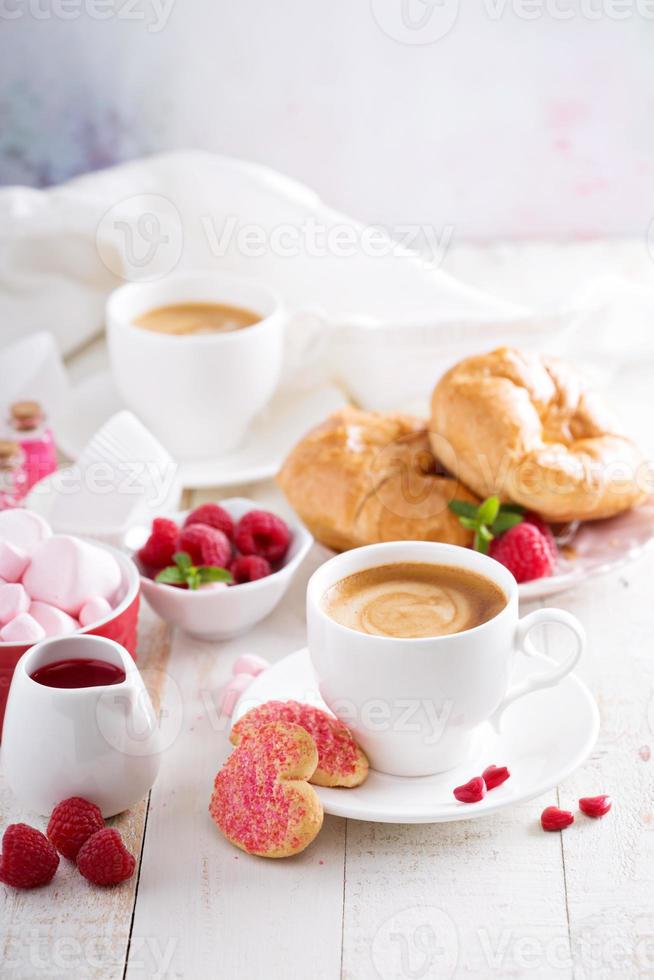 valentijnsdag dag ontbijt met croissants foto