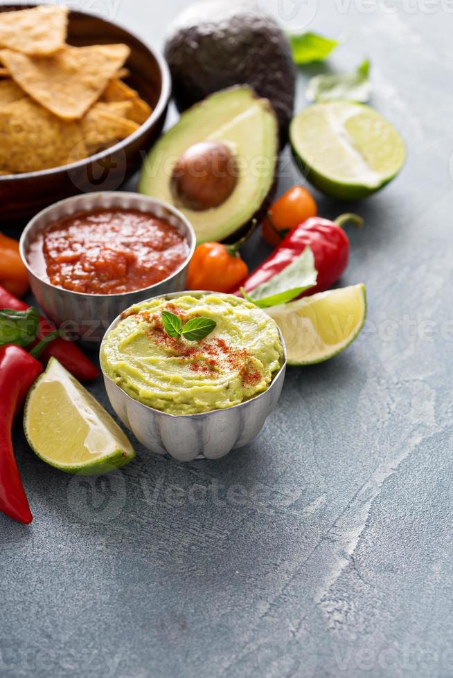 Mexicaans keuken ingrediënten en guacamole foto