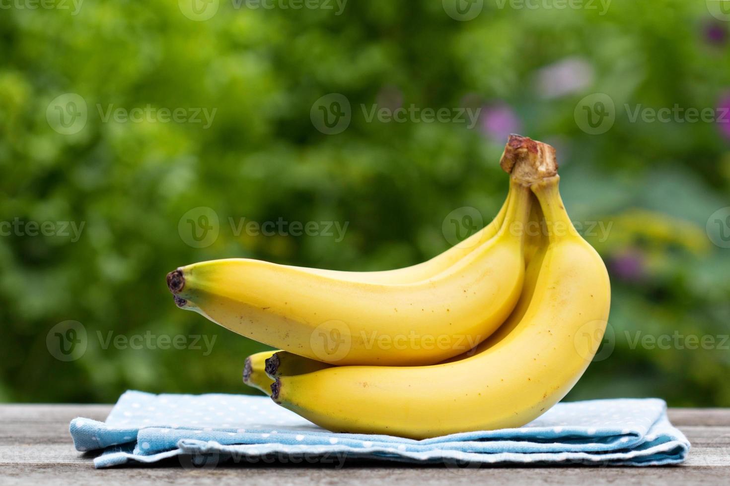rijpe bananen op de houten tafel foto