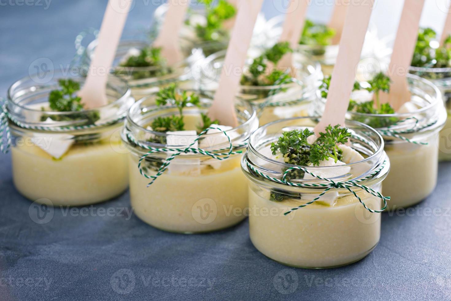 gekookt polenta met feta kaas foto