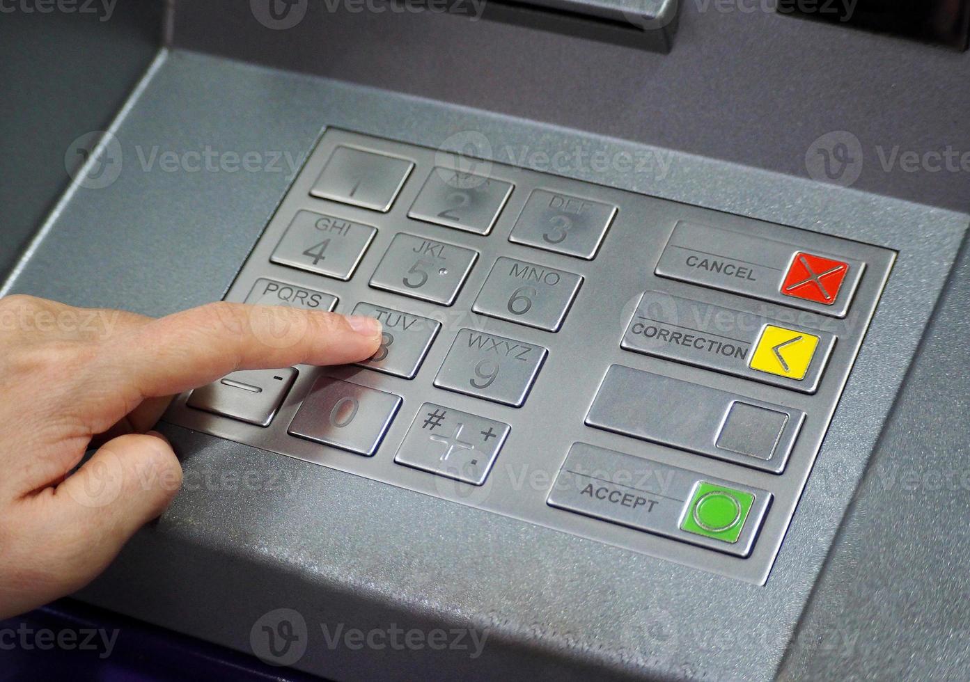 automatisch teller machine of Geldautomaat pin knop detailopname en menselijk hand- inhoudsopgave vinger voortvarend keypad voor opname de geld door privaat persoonlijk wachtwoord bankieren. foto