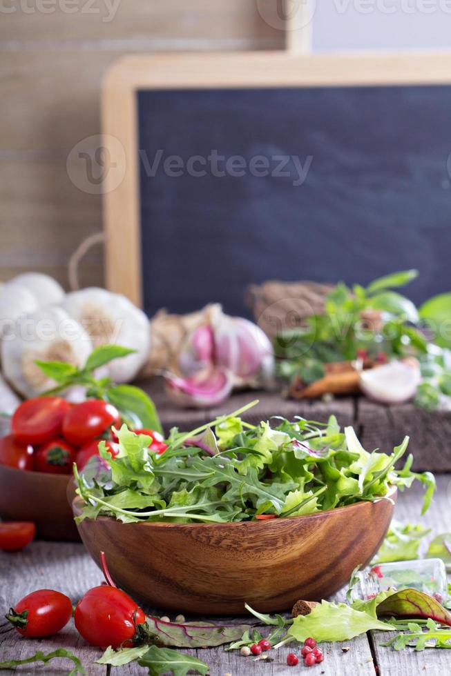 groene slablaadjes in een houten kom foto