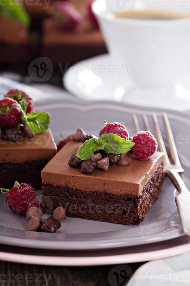 chocola mousse brownies met framboos foto