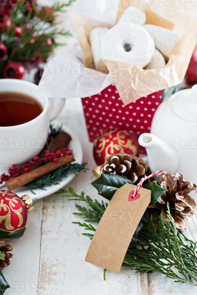voedsel cadeaus donuts en Kerstmis stollen met thee foto