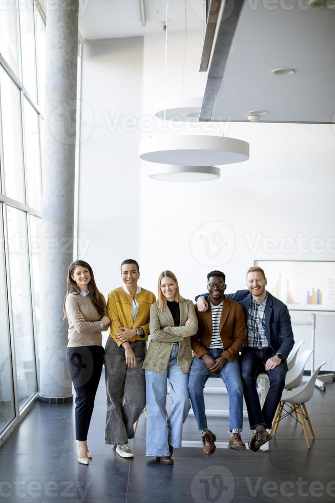 groep van positief mensen uit het bedrijfsleven staand samen in de kantoor foto