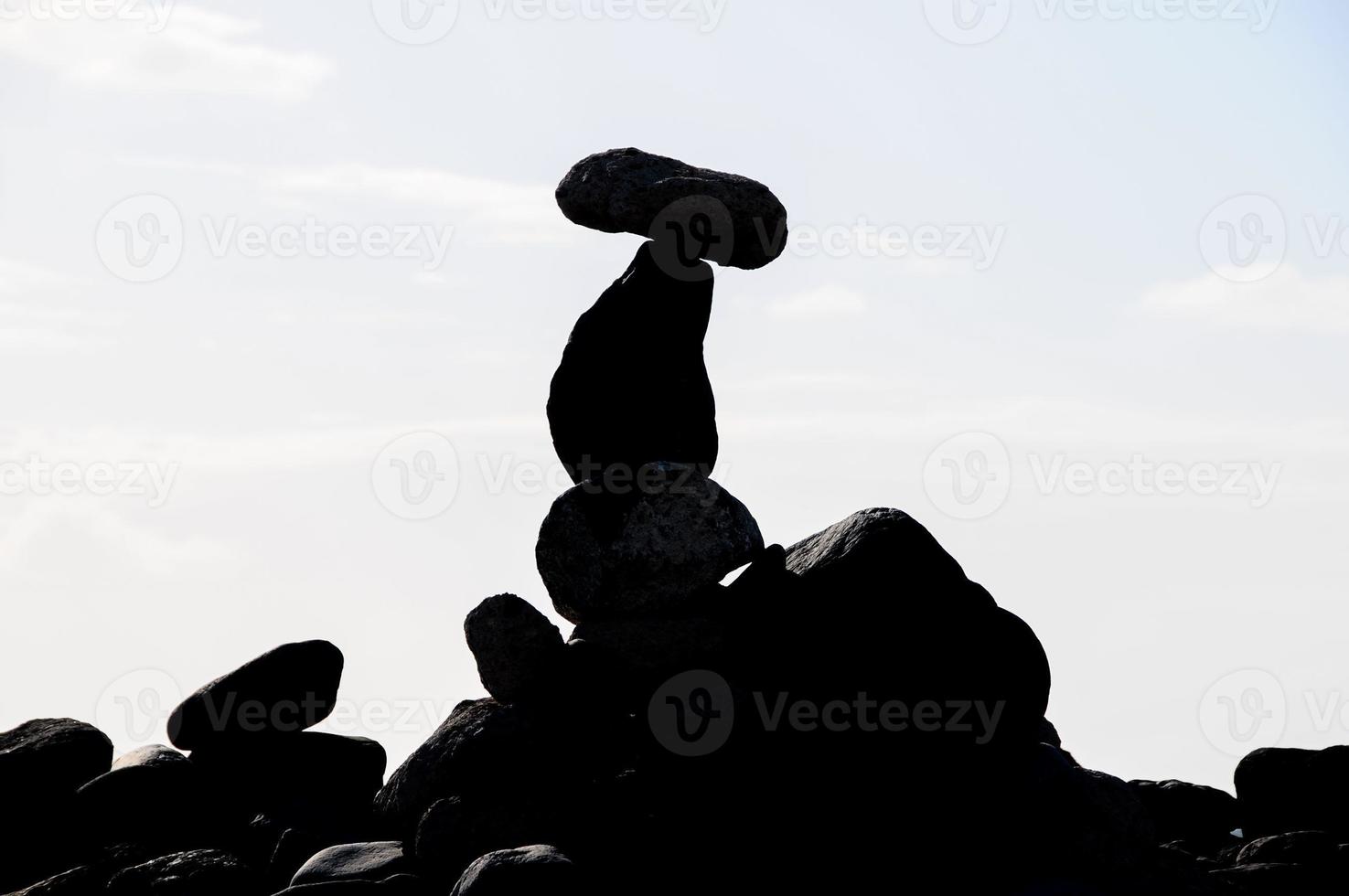 de boeddhistisch traditioneel steen piramides silhouet foto