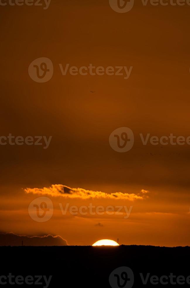 gekleurde wolken bij zonsondergang foto