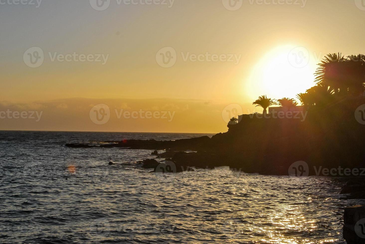 zonsondergang over de oceaan foto