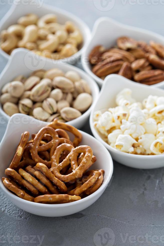 verscheidenheid van gezond snacks in wit kommen foto