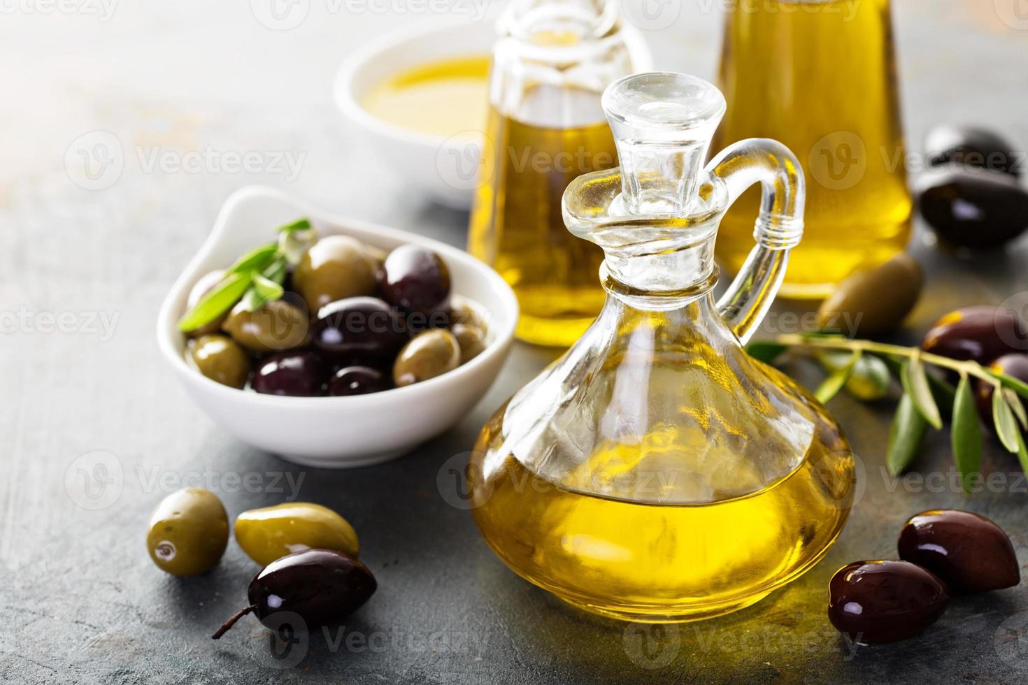 olijf- olie in wijnoogst flessen foto