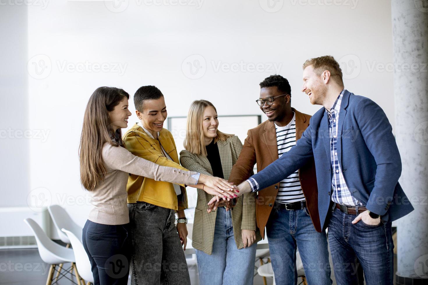 groep van positief mensen uit het bedrijfsleven staand samen in de kantoor foto