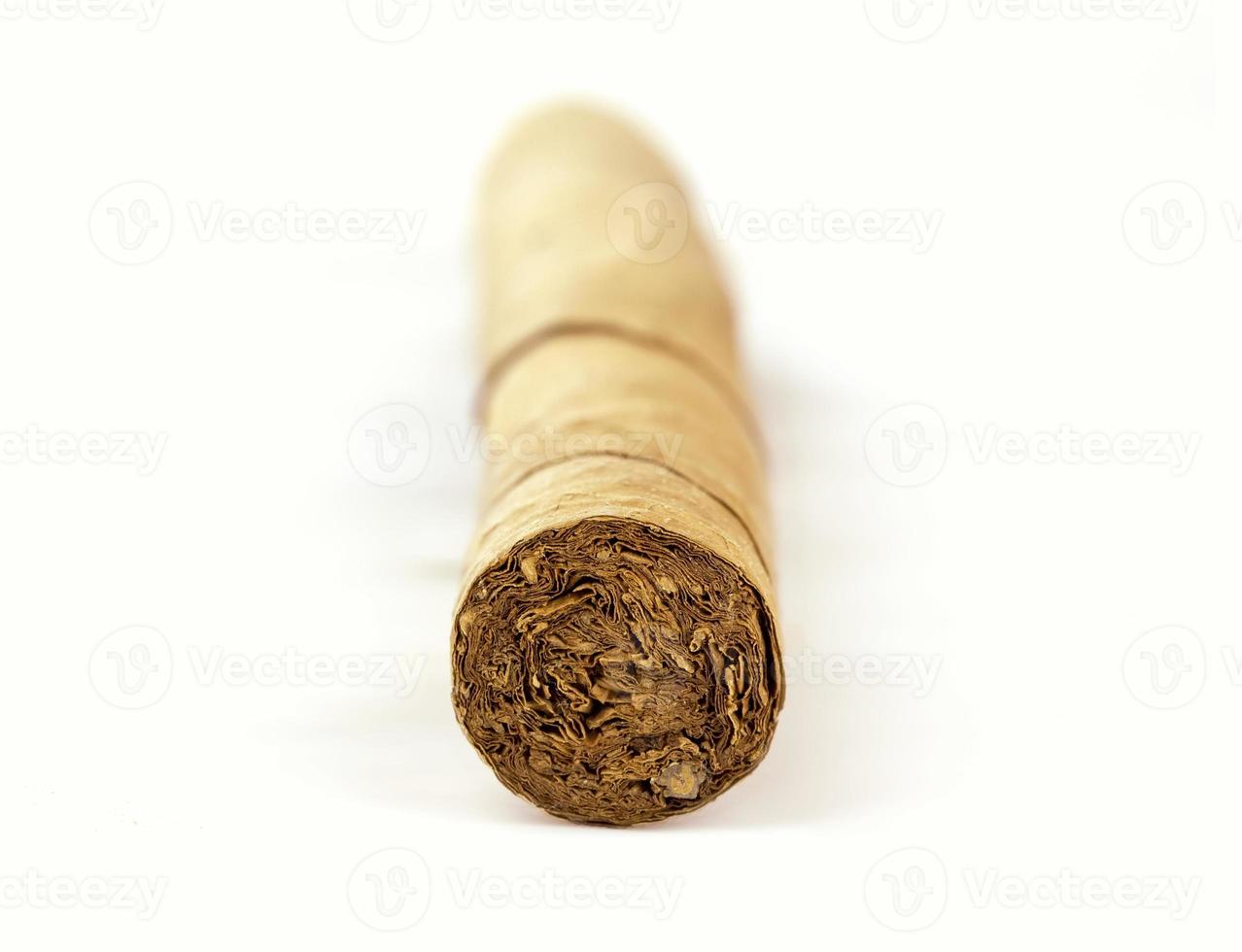 Cubaans sigaar Aan wit achtergrond foto