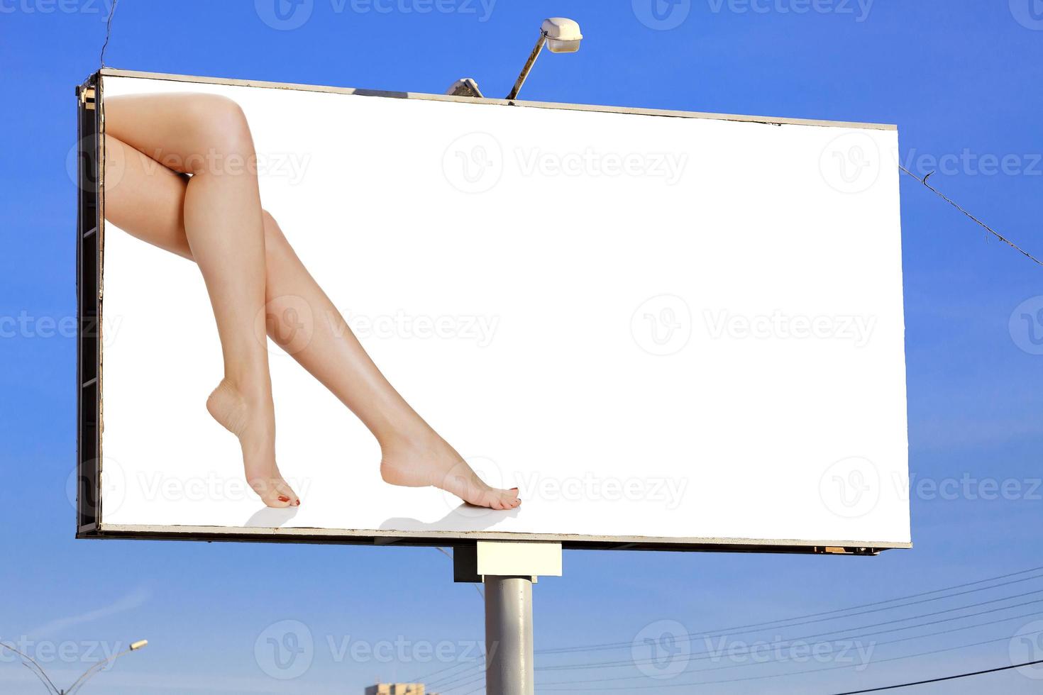 straat aanplakbord met vrouw poten en plaats voor uw bericht foto