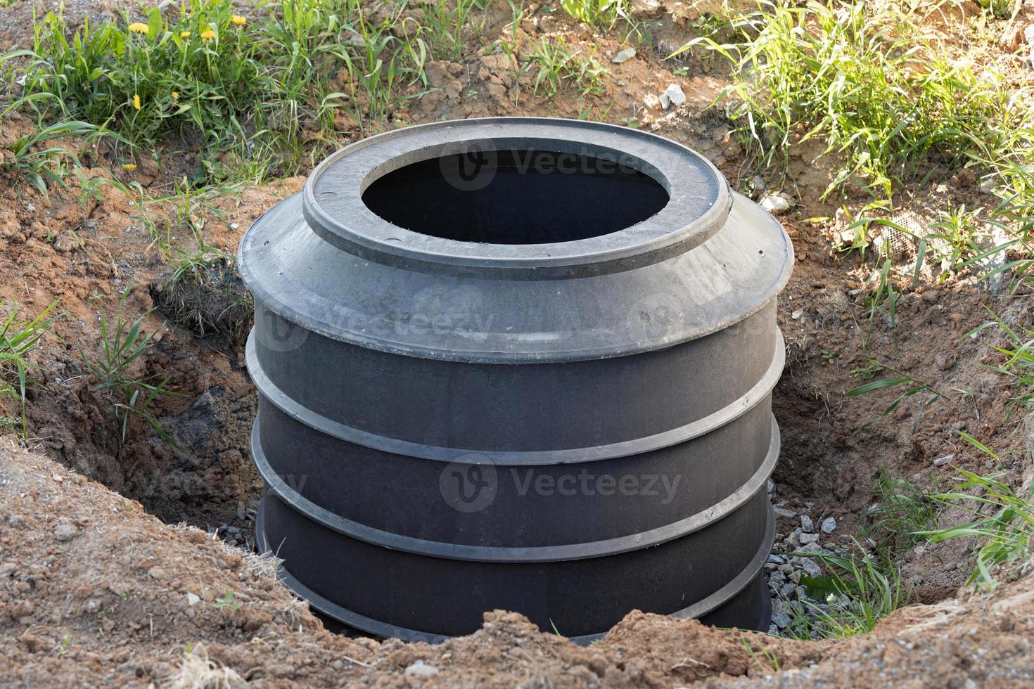 installatie van ondergronds tank voor riolering systeem foto