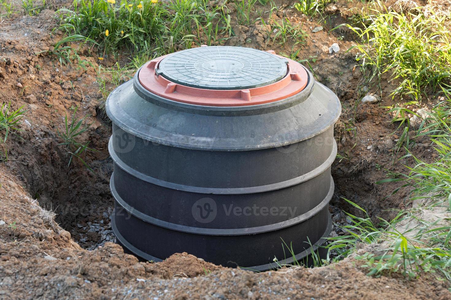 installatie van ondergronds tank voor riolering systeem foto