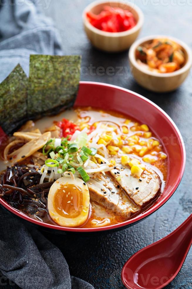 ramen kom met noedels en varkensvlees foto