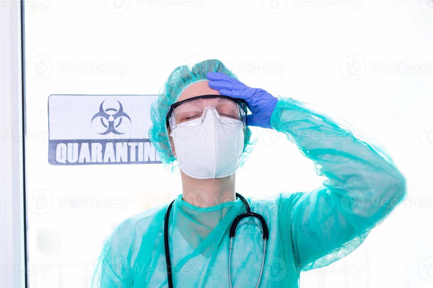 coronavirus pandemisch . moe uitgeput dokter, verpleegster na lang verschuiving vechten tegen coronavirus 2019-ncov Bij ziekenhuis kliniek. globaal pandemisch het uitbreken SARS-CoV-2 wereldwijd virus. foto