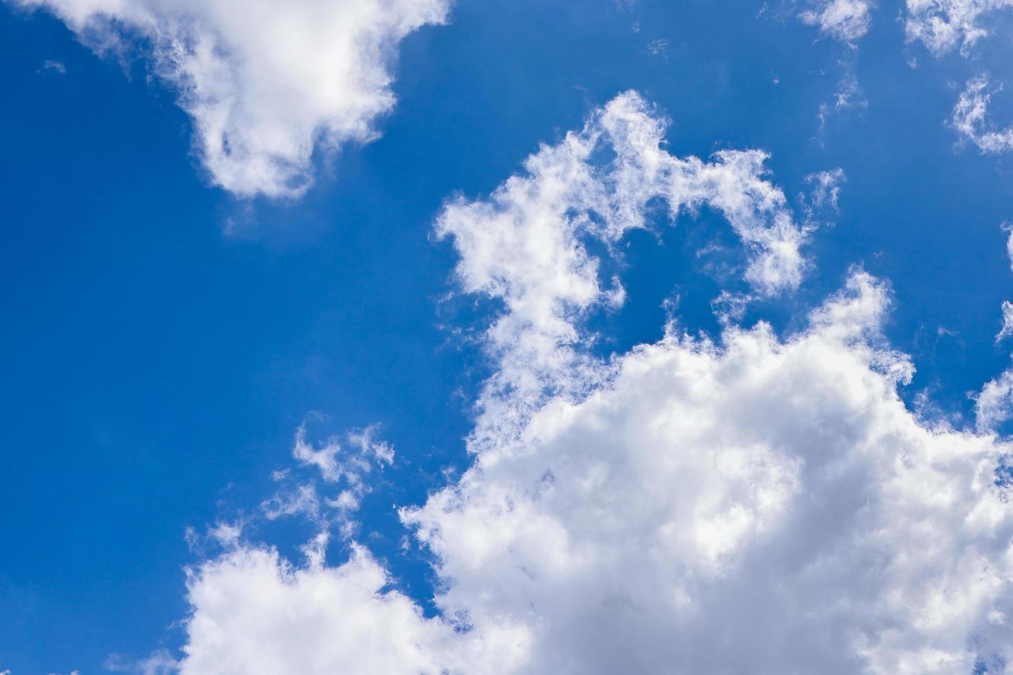 zomer schoonheid blauw helling wolken met Doorzichtig wolken in zonneschijn kalmte helder winter weer helder turkoois landschap gedurende dag, beweging vervagen, lawaai en verdienen. foto