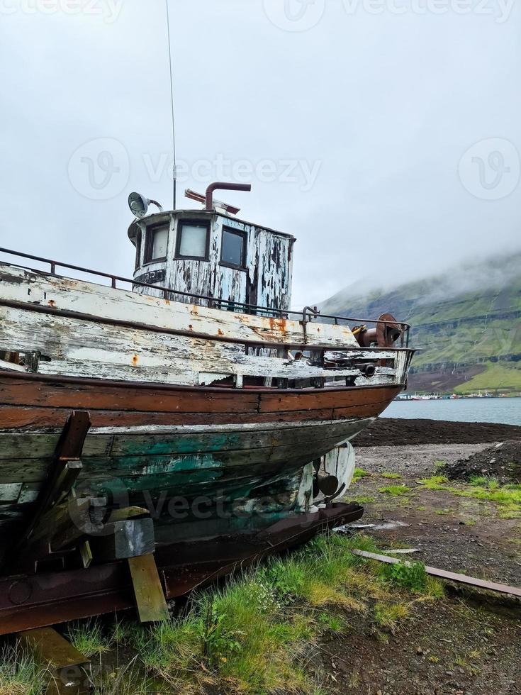 een oud verlaten boot Aan de kust van IJsland. foto