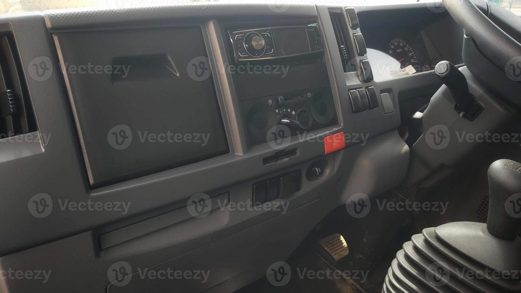 nieuw klein diesel vrachtauto cabine interieur. foto