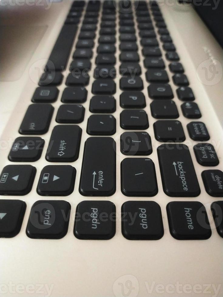 dichtbij omhoog laptop zwart toetsenbord van links kant. foto