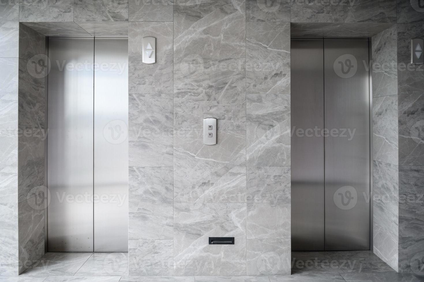 modern metaal liften in hotel lobby foto