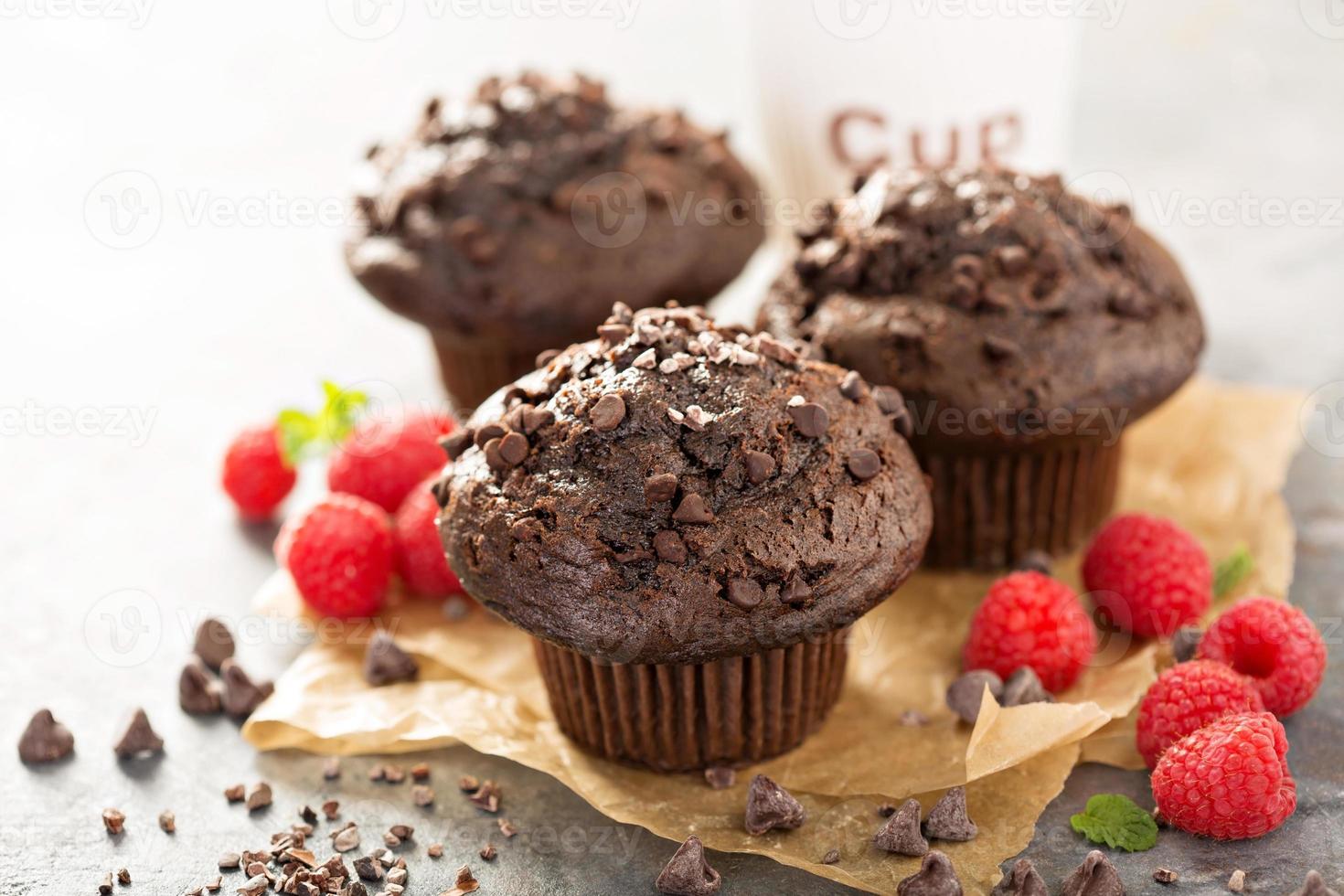 dubbele chocola muffins met framboos foto