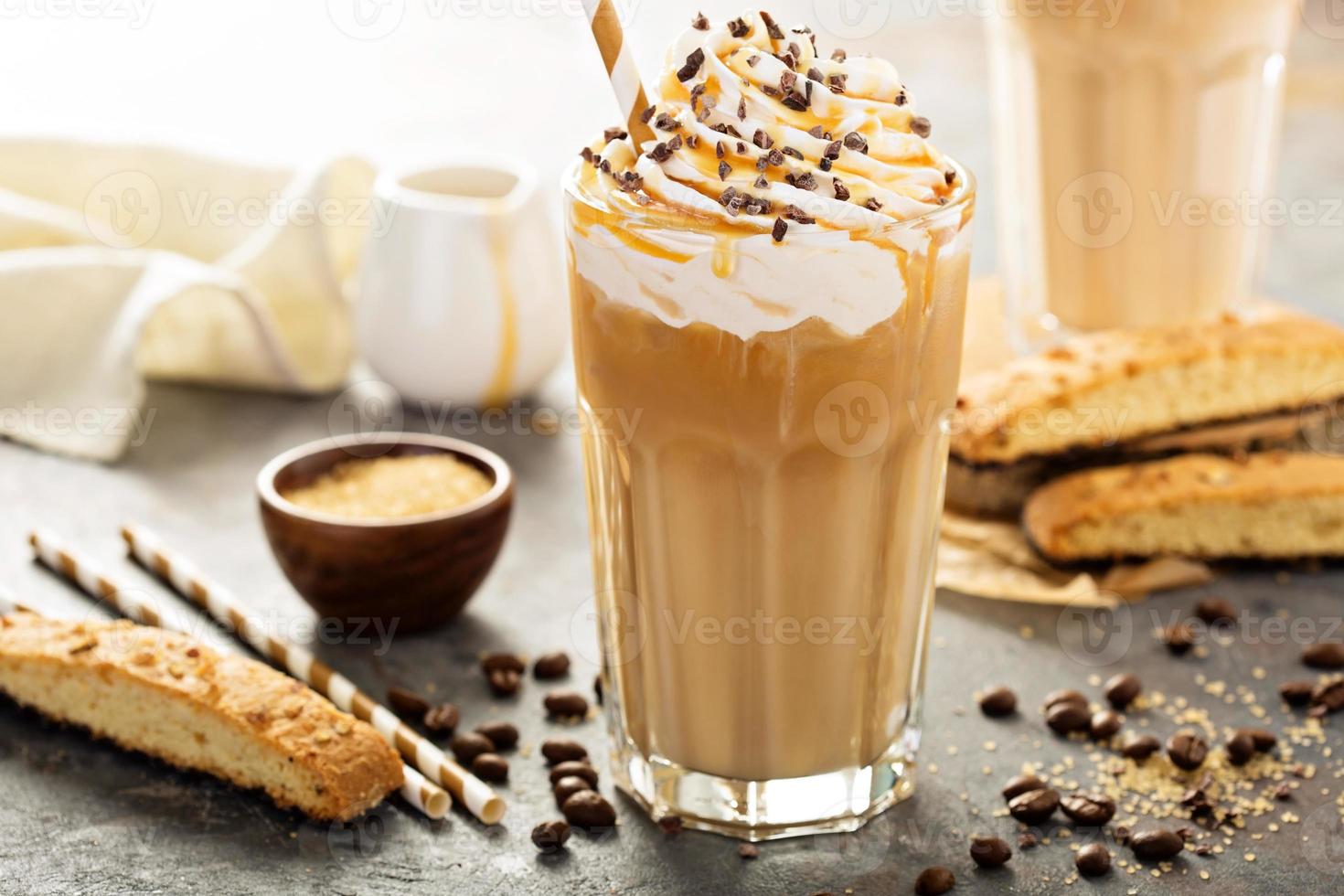 bevroren karamel latte koffie in een hoog glas foto