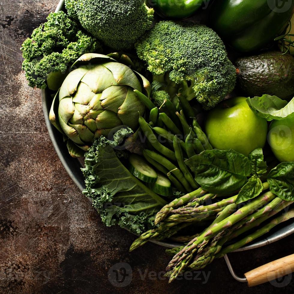 verscheidenheid van groen groenten en fruit foto