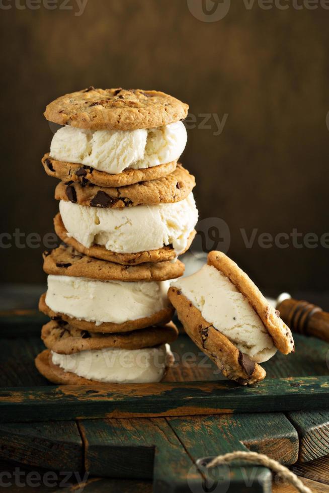 eigengemaakt ijs room boterhammen met chocola spaander koekjes foto