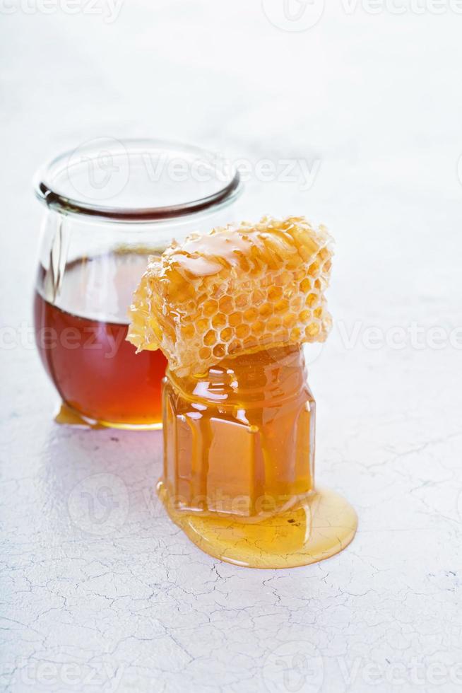 pot van honing en honingraat foto