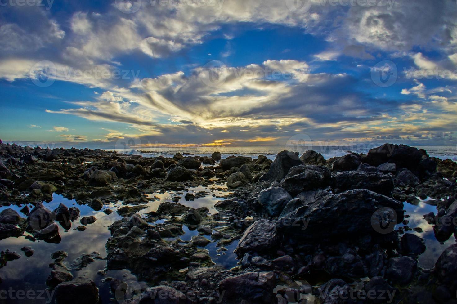 zonsondergang over de oceaan foto