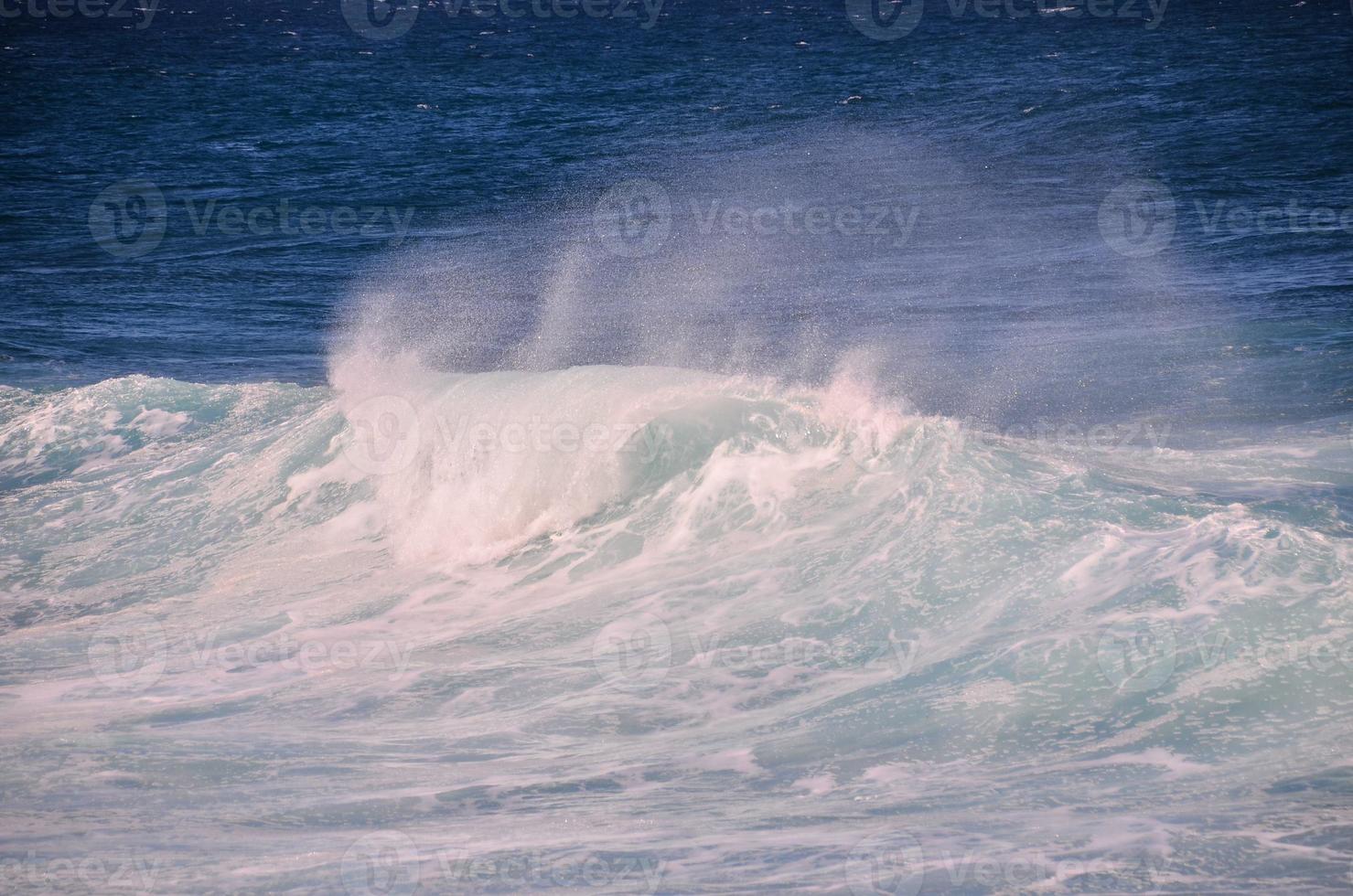 reusachtig zee golven foto