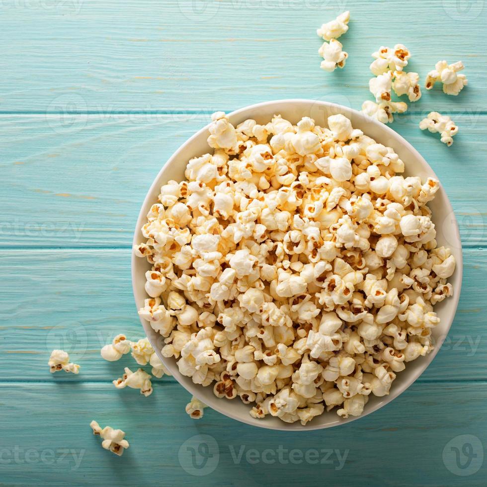 Cheddar kaas popcorn in een wit kom foto