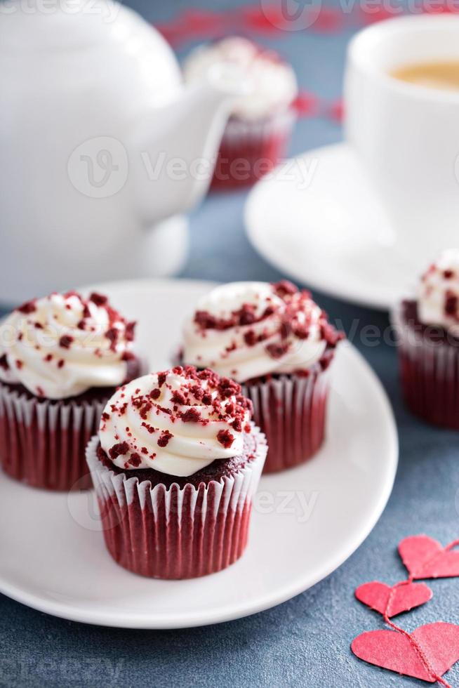 rood fluweel cupcakes voor valentijnsdag dag foto