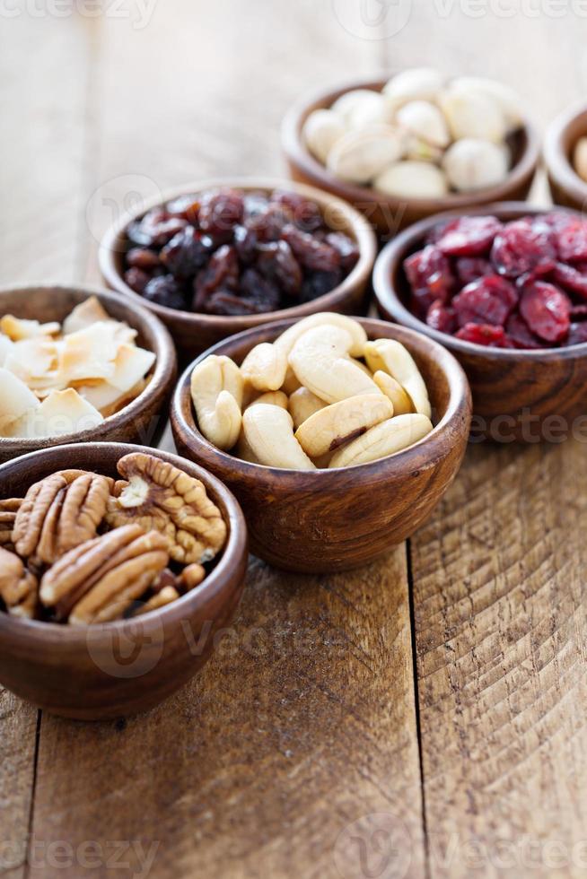 verscheidenheid van noten en droog fruit in klein kommen foto