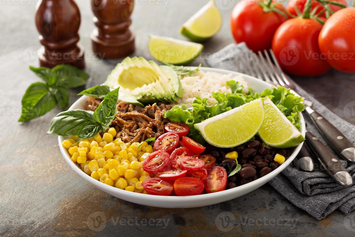 Mexicaans salade kom met rijst- en getrokken varkensvlees foto