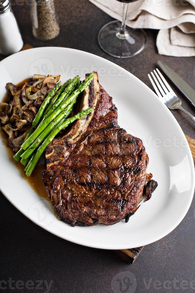 rundvlees steak met asperges en champignons foto