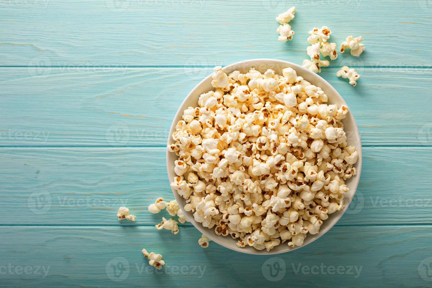 Cheddar kaas popcorn in een wit kom foto