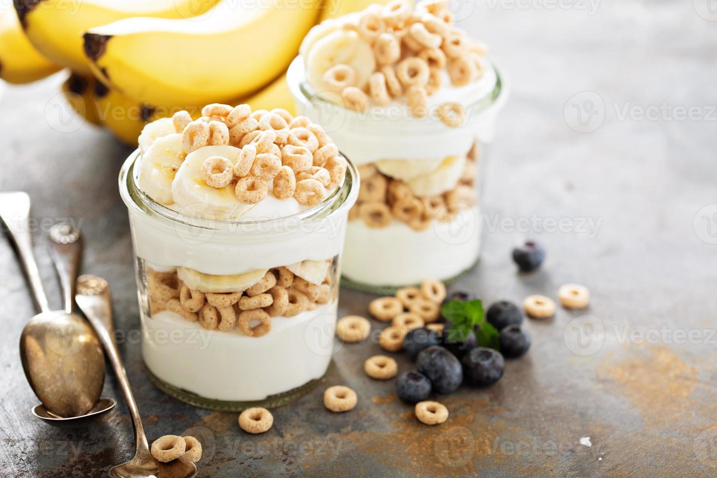 yoghurt parfait met ontbijtgranen en banaan foto