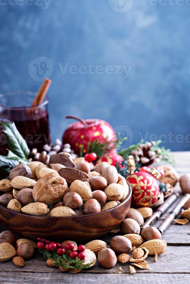 verscheidenheid van noten met schelpen voor Kerstmis foto