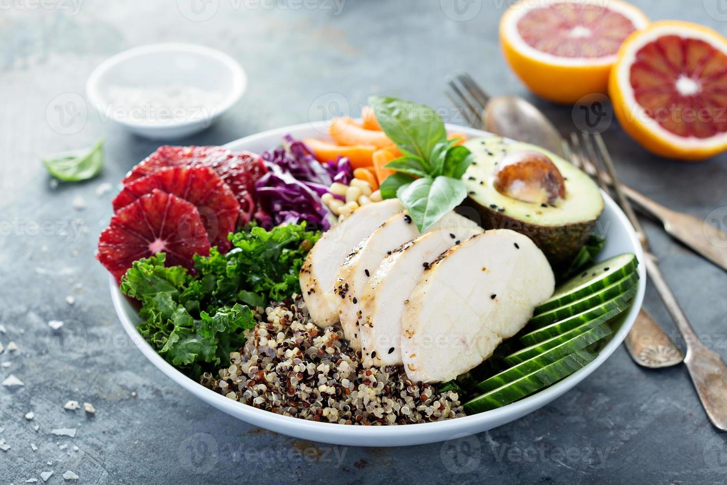 gezond lunch kom met kip en quinoa foto