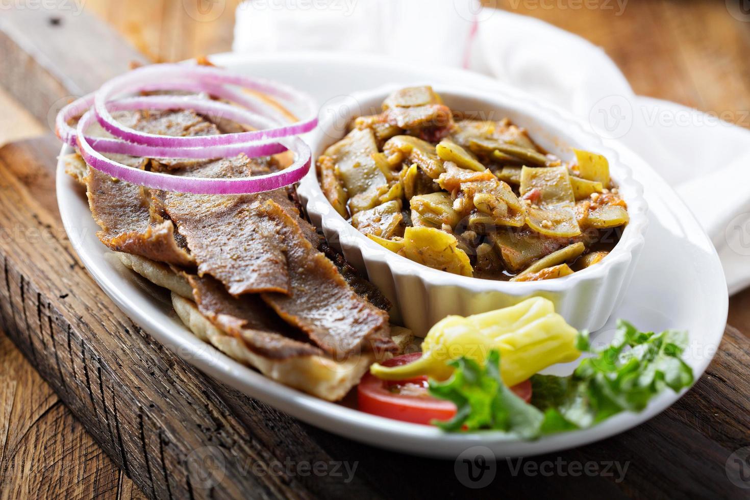 gyro bord met vlees Aan een pita foto