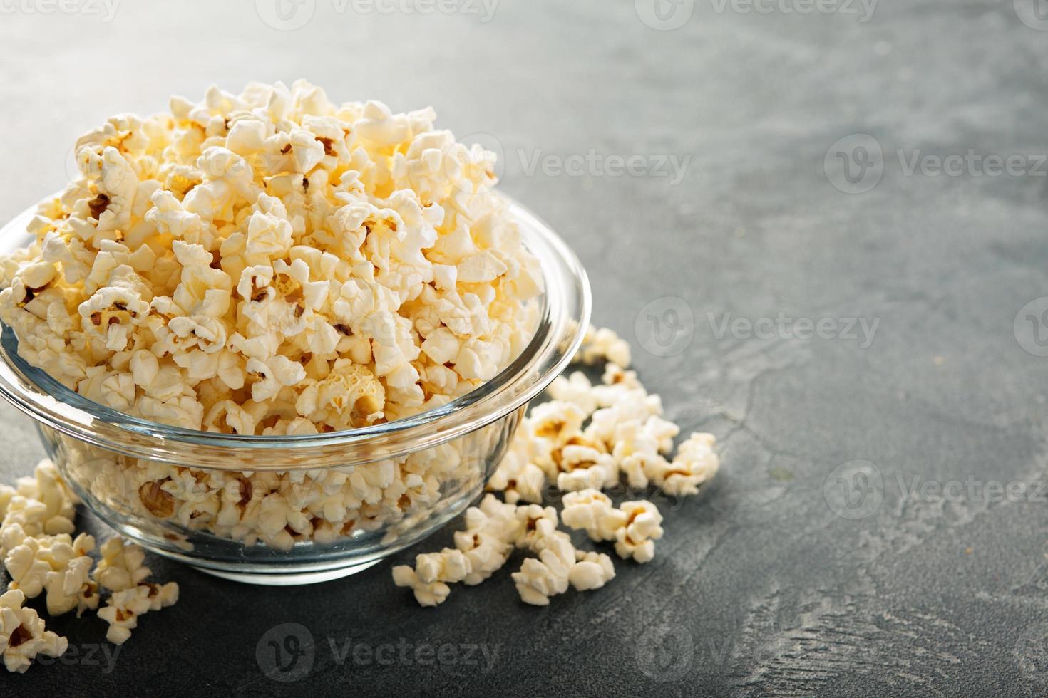 popcorn in rood cups foto