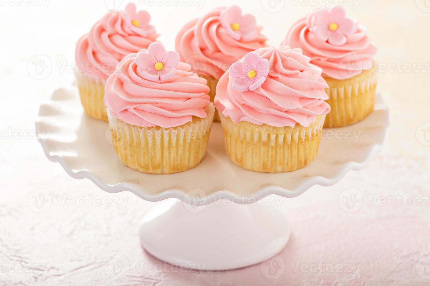 vanille cupcakes met roze framboos glimmertjes foto